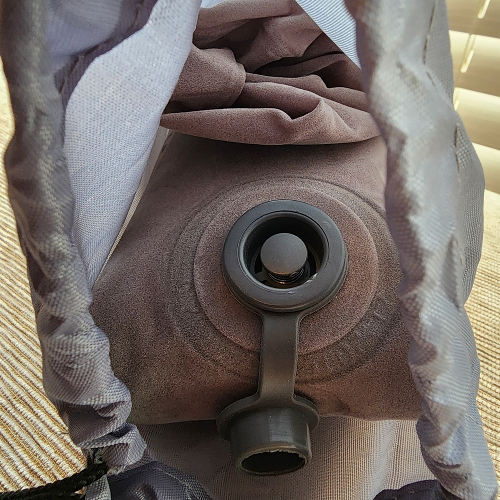 NEW Travel Pillow With Carrying Case, Inflatable, NEW Without Tags - Picture 3 of 5